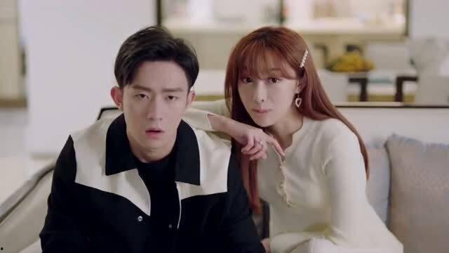 坦诚的情侣吃瓜,揭秘他们的甜蜜生活点滴