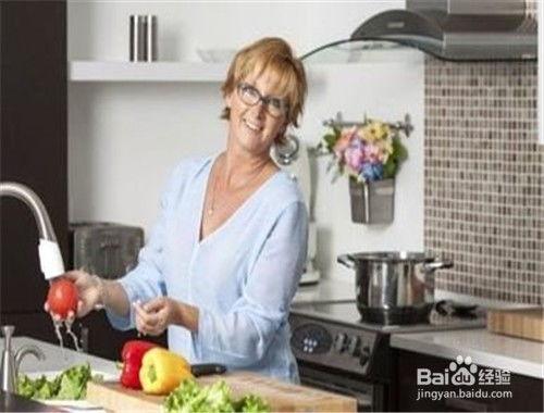 吃瓜洗眼睛老人