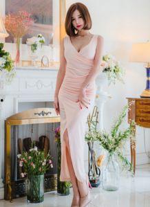 粉色长裙美女吃瓜,夏日风情尽收眼底