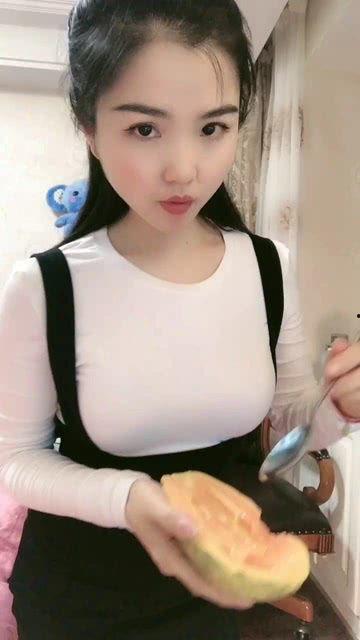 对着镜子吃瓜女,女生对着镜子品尝的甜蜜瞬间