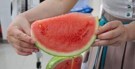 无法拒绝吃瓜交警,吃瓜群众的力量，竟让执法现场变成“瓜田”